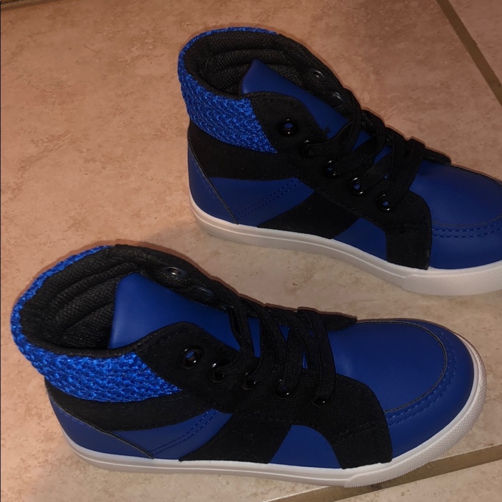 Kids Sneakers. Lace free.